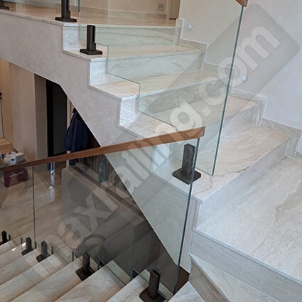 Стъклен парапет с ниски колонки